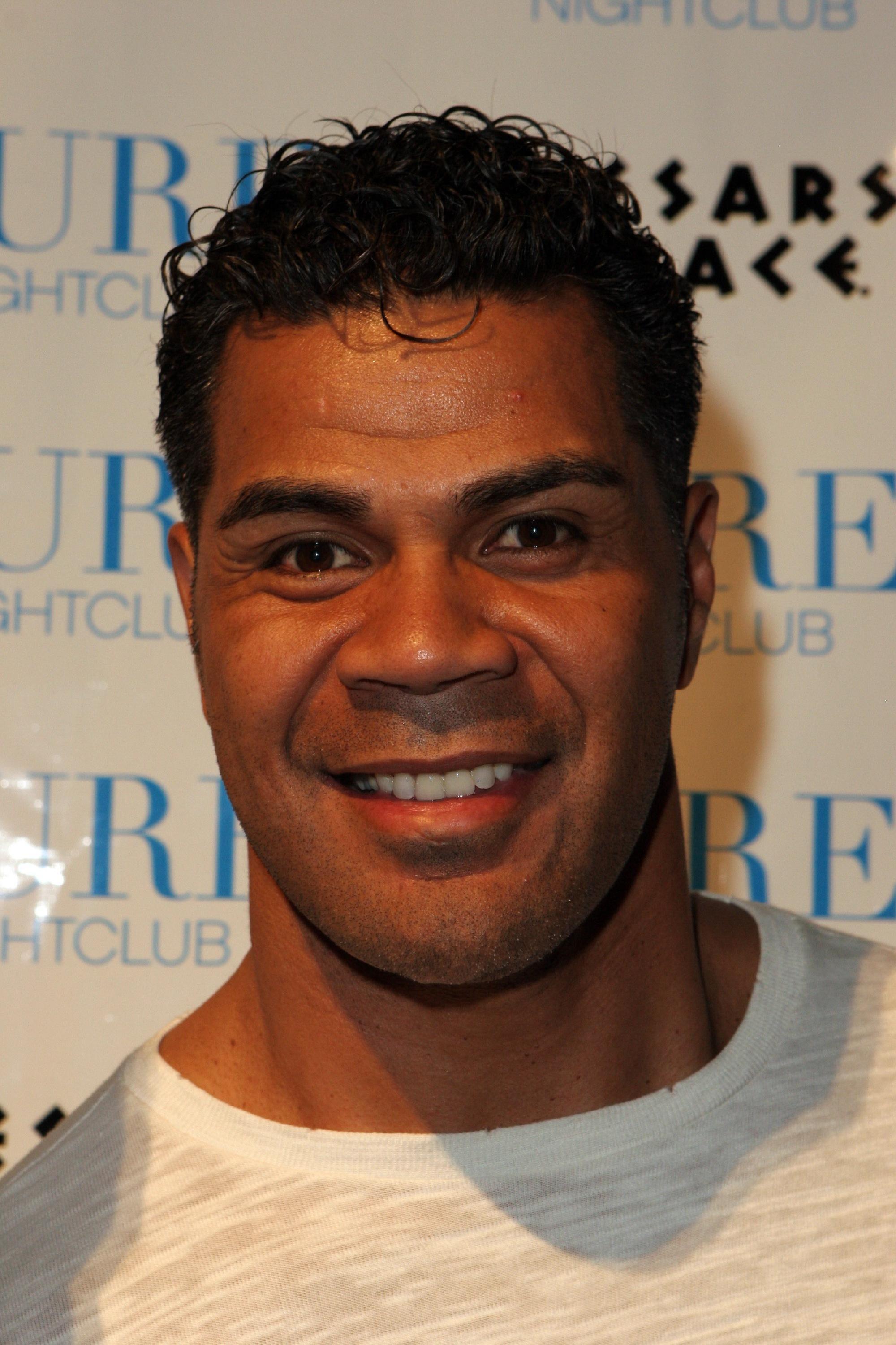 Football Great Junior Seau Dead at 43 